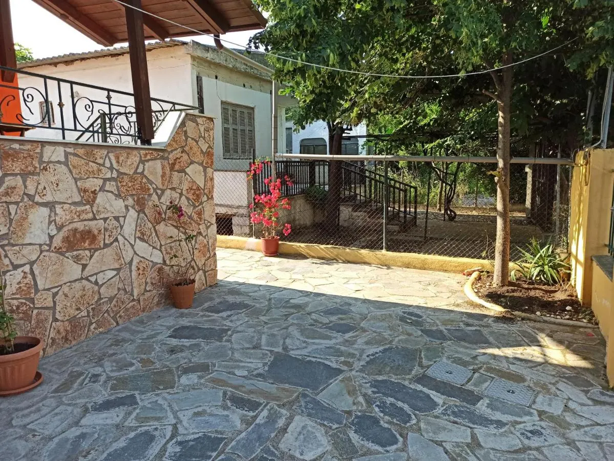 Η πέτρινη αυλή του Theodoras House